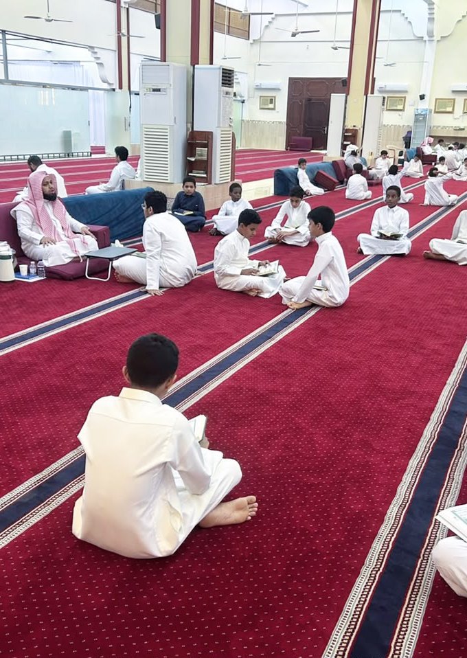طلاب يراجعون حفظهم في إحدى حلقات المجمعات