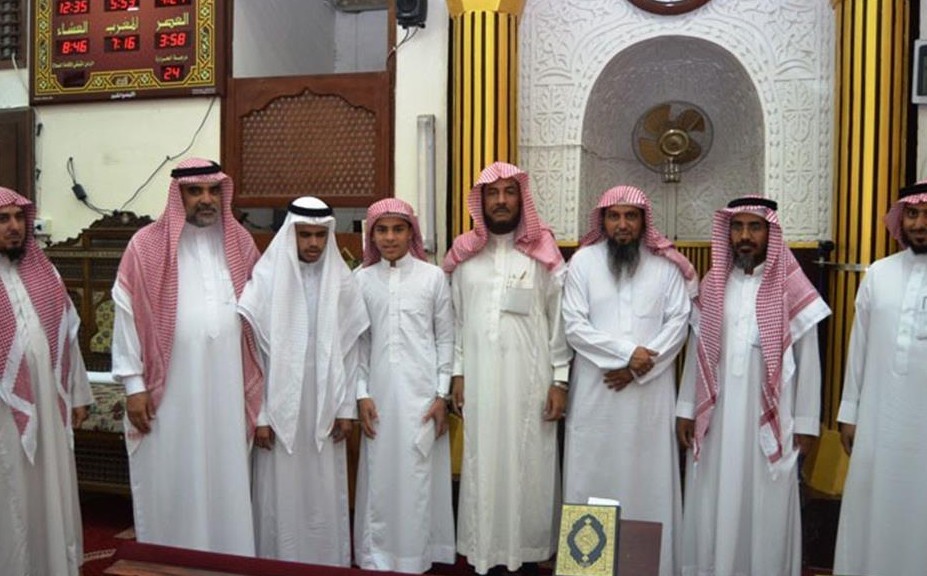 طلاب فتية المحراب مع القائمين على البرنامج في تكريم سابق